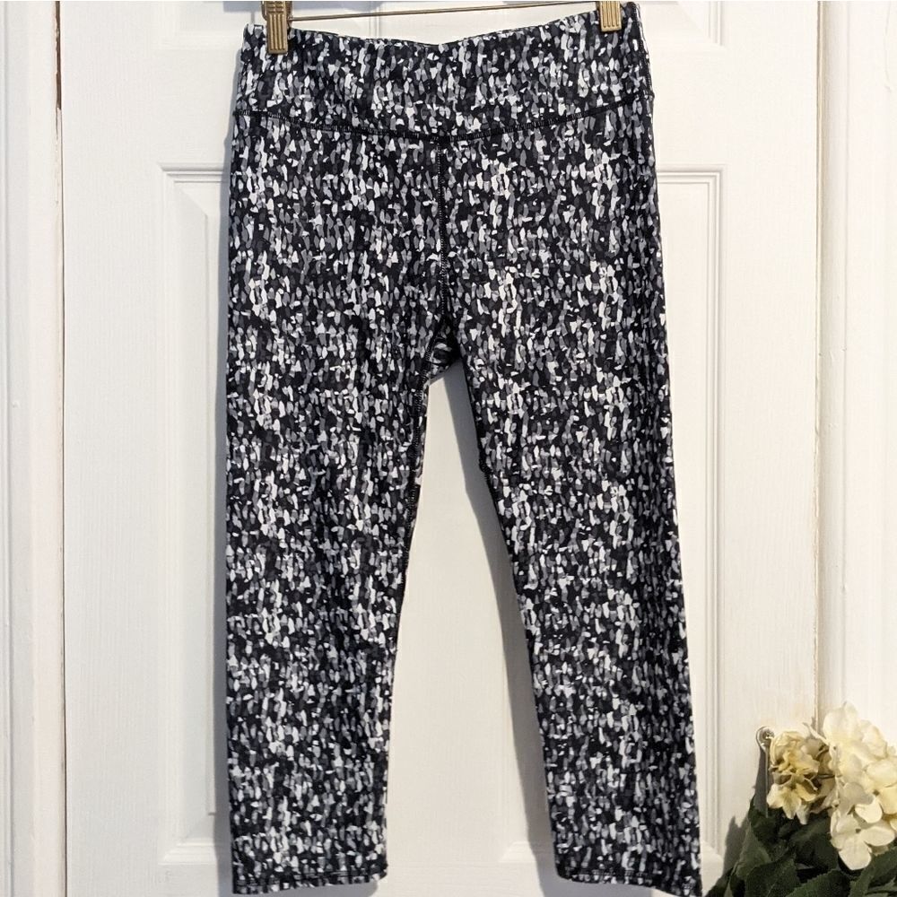 Fabletics Midrise Printer Powerhold Capri Leggings